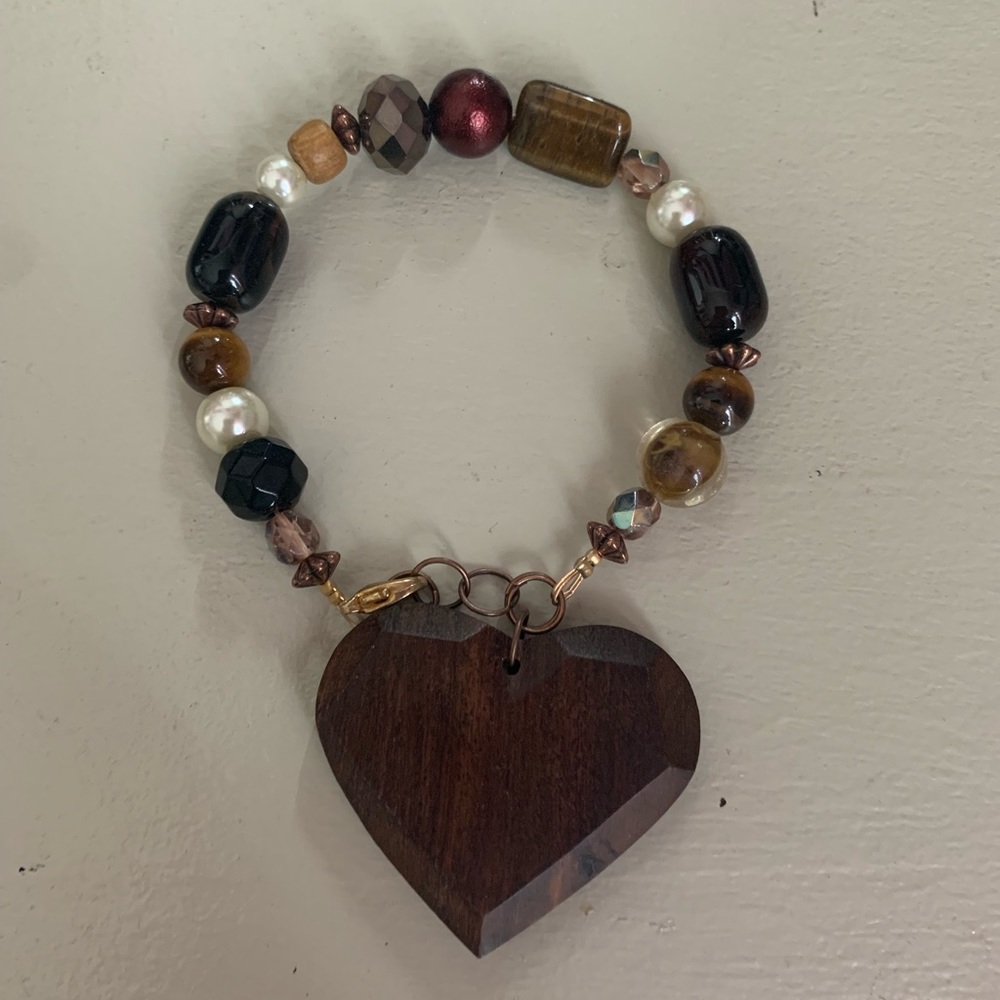 beaded bracelet with wooden heart pendant